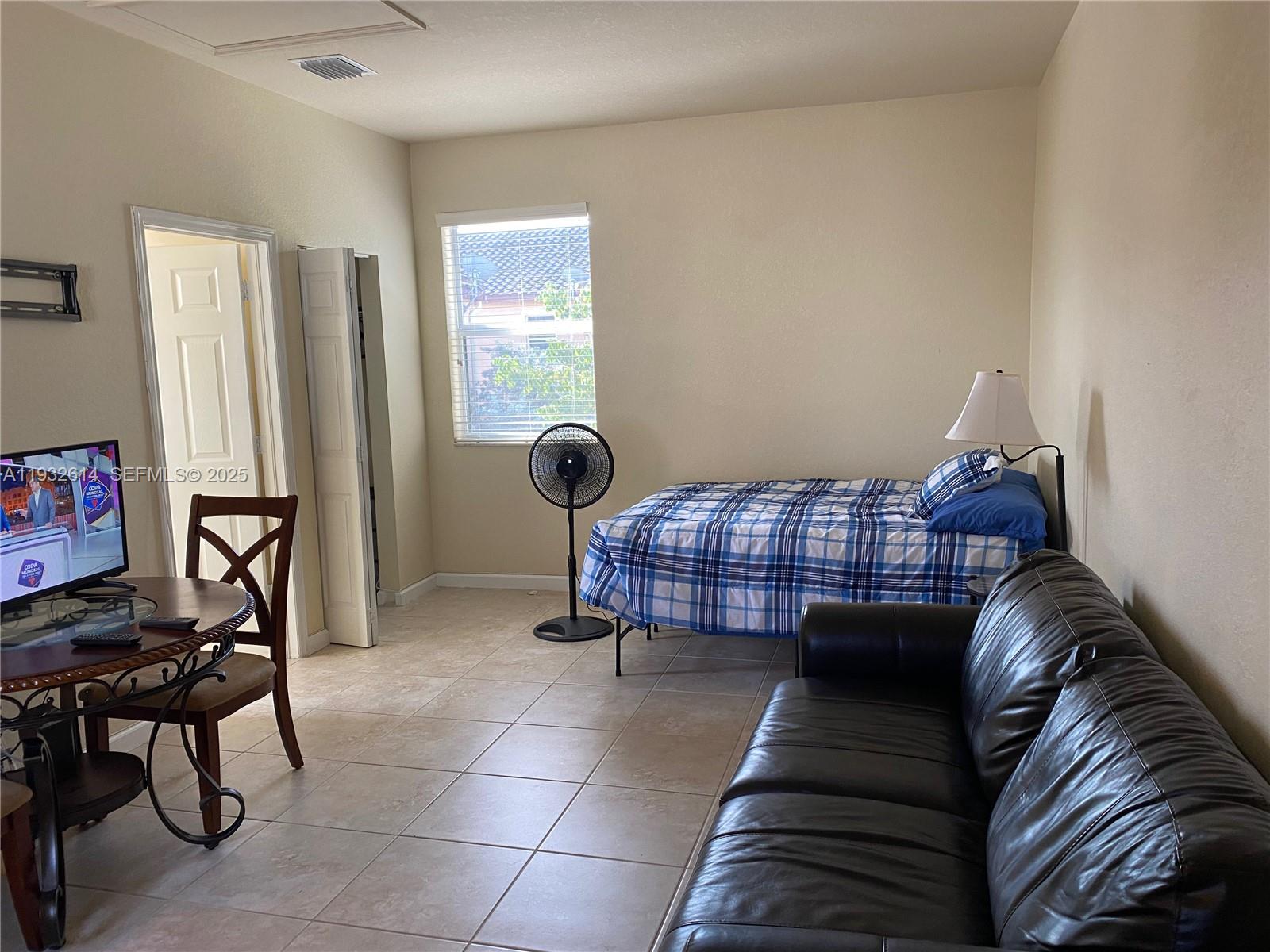 KENDALL COMMONS TOWNHOMES - Residential Lease