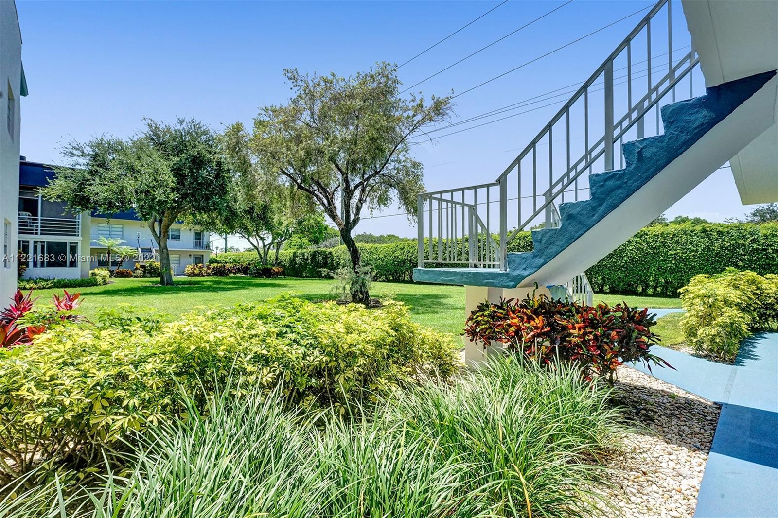 KINGS POINT BURGUNDY COND - Residential