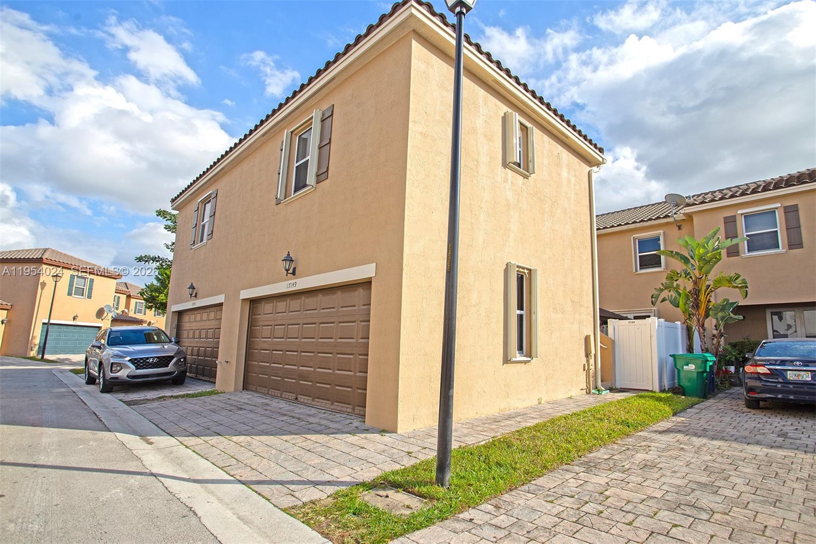 KENDALL COMMONS TOWNHOMES - Residential