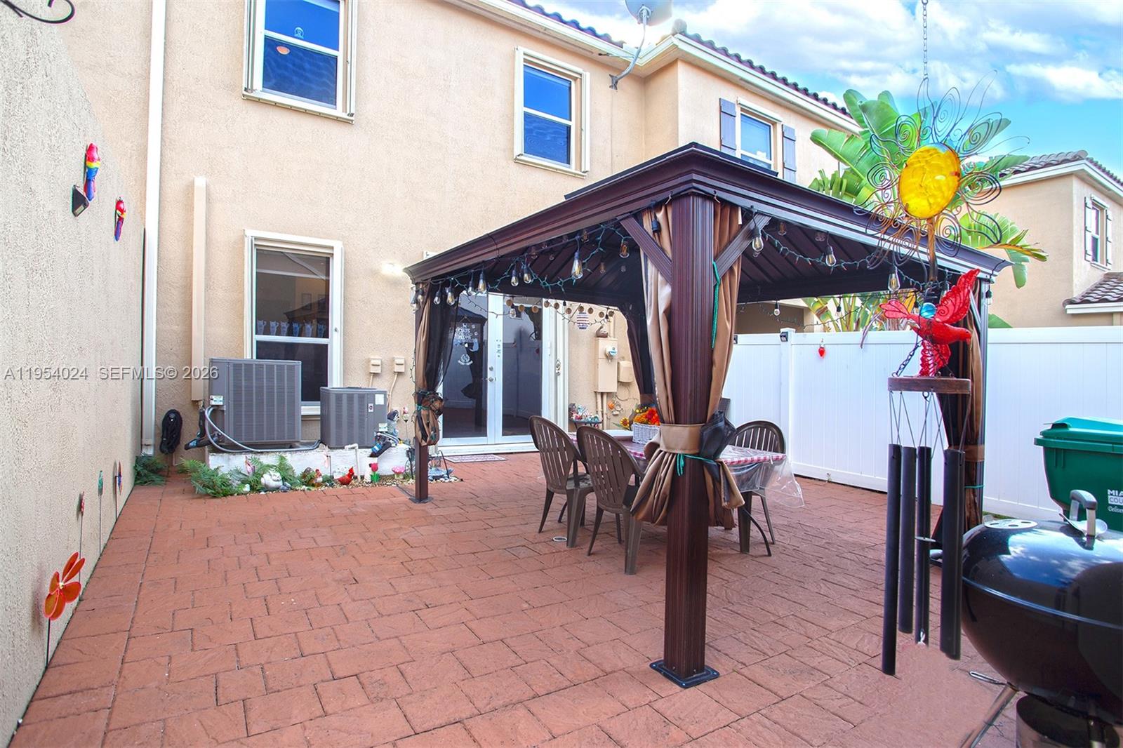 KENDALL COMMONS TOWNHOMES - Residential