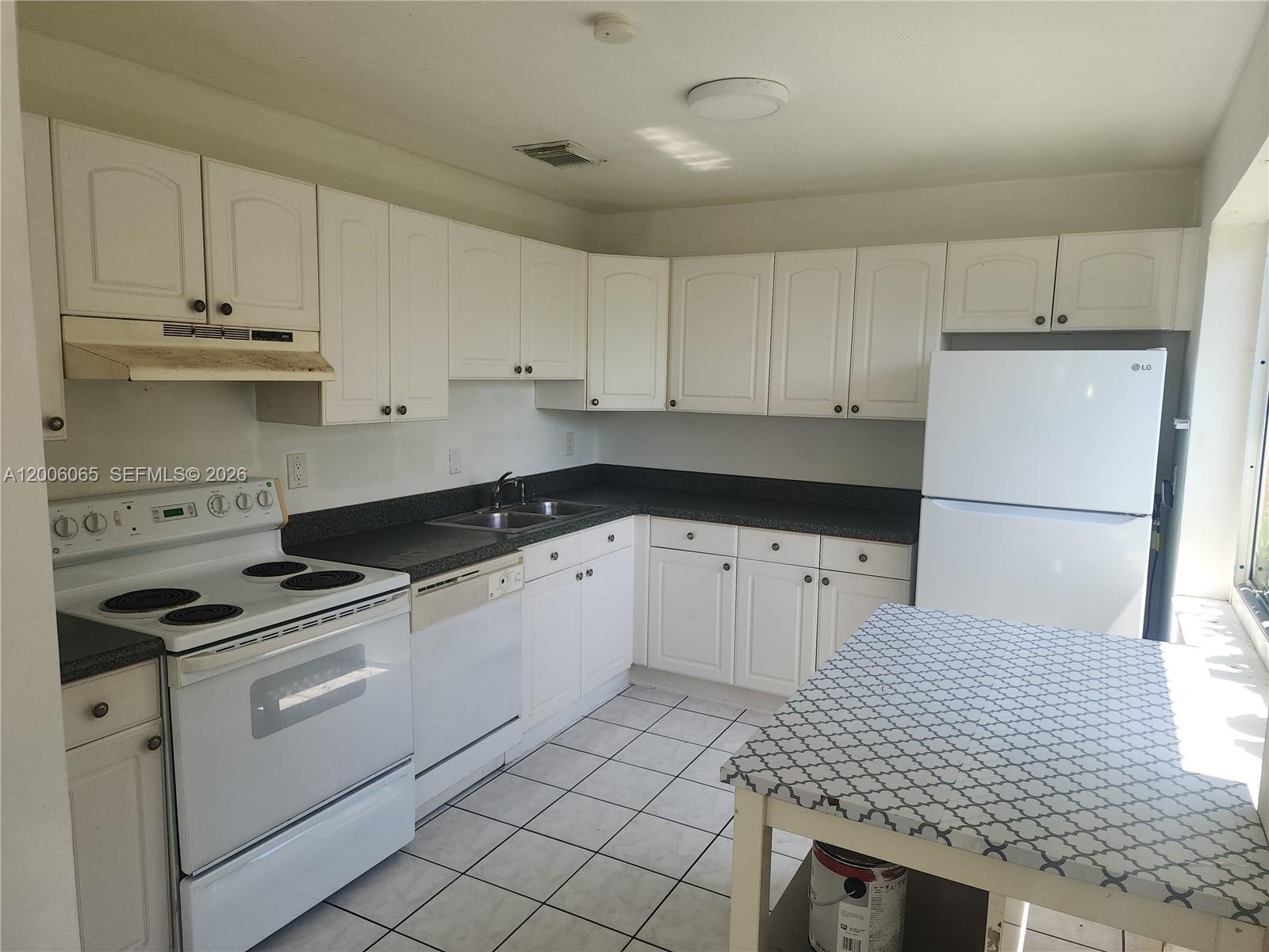 HOLLYWOOD LITTLE RANCHES - Residential