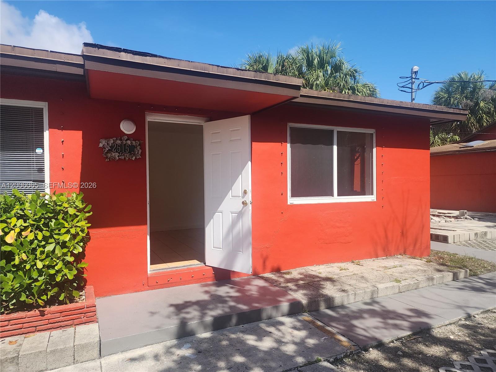 HOLLYWOOD LITTLE RANCHES - Residential