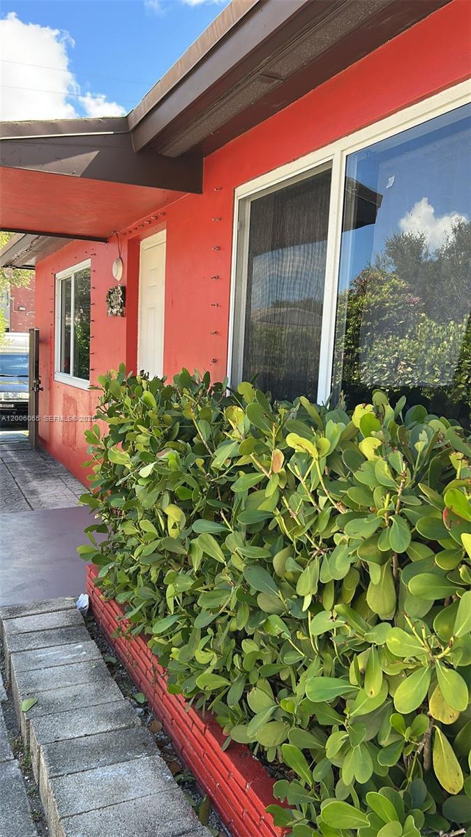 HOLLYWOOD LITTLE RANCHES - Residential