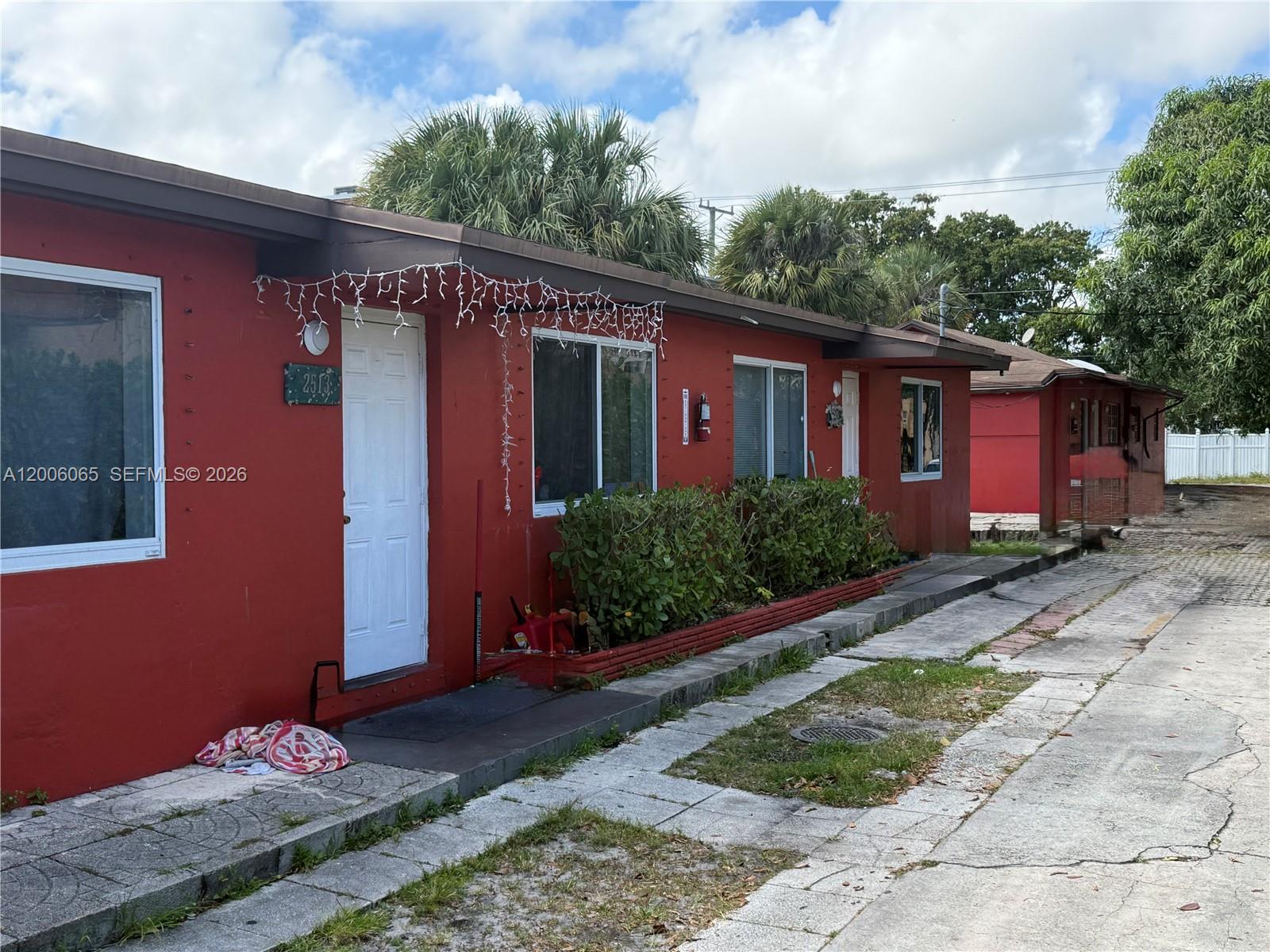HOLLYWOOD LITTLE RANCHES - Residential