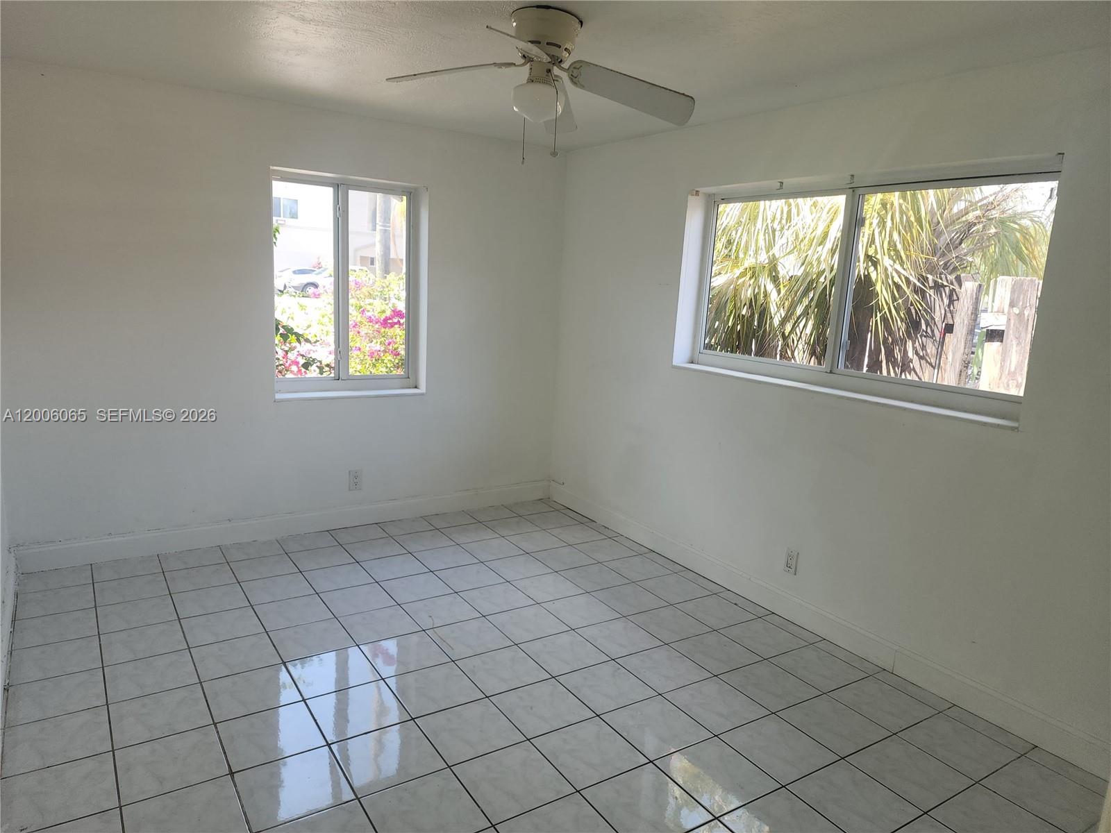HOLLYWOOD LITTLE RANCHES - Residential