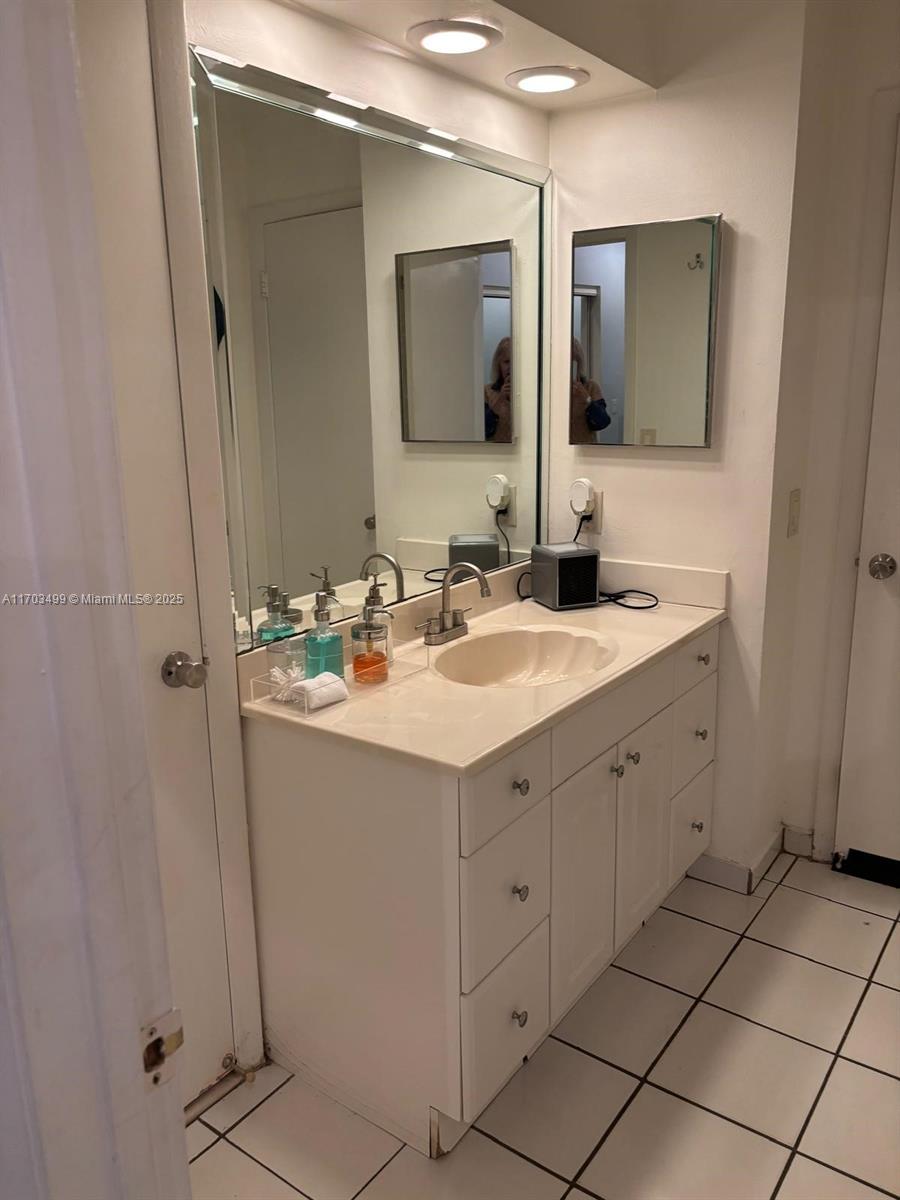 LAKES MEADOW VILG HOMES C - Residential Lease