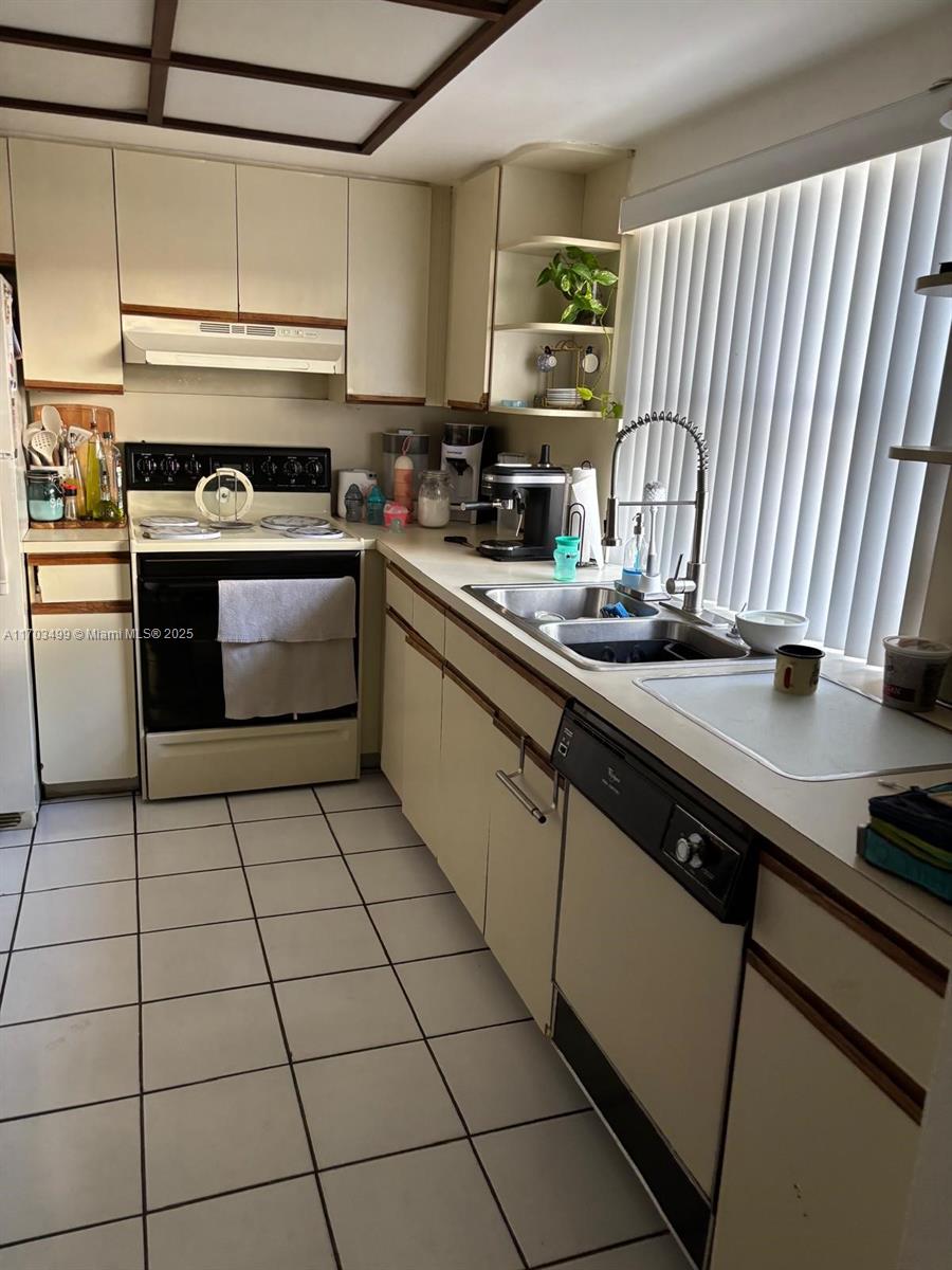 LAKES MEADOW VILG HOMES C - Residential Lease
