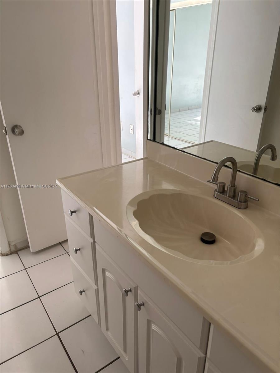 LAKES MEADOW VILG HOMES C - Residential Lease