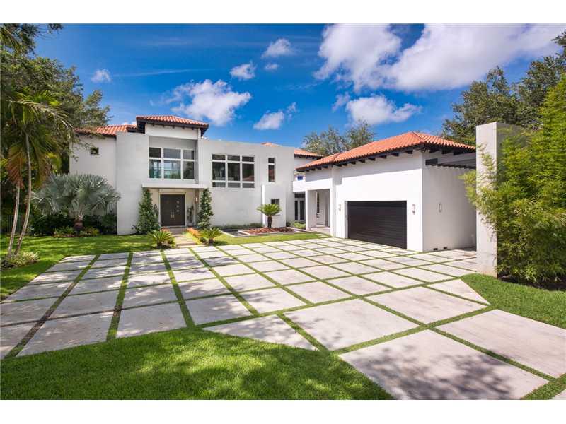 Welcome to "Casa Iluminada," a phenomenal collaboration of glass, natural light & soaring ceilings. Built in 2008 &  renovated in 2014, this fabulous, gated estate in Ponce Davis Estates is the epitome of luxury, sensibility & comfort. Features include ex quisite finishes, Crestron system, gorgeous ArcLinea kitchen, huge bedrooms & closets, generator, detached guest quarter, gym, & housekeeper's rms. Add covered terraces, resort-style pool & spa, and enchanting gardens, & this home is a "10."