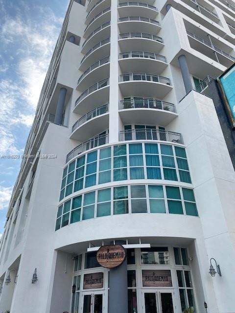 1 bedroom and 1 bath condo located on the East side of Biscayne Blvd and neighboring the hottest neighborhoods in the area...Arts and Entertainment District, Wynwood, Midtown, Design District, and only a bridge away from Miami Beach. Tiled throughout with an attractive floorplan. unit offers a small storage cage at the building storage room, Walk-in closet, washer/dryer in unit, assigned parking, 24hr front desk concierge, fitness center, yoga room, business center, club room, and more!