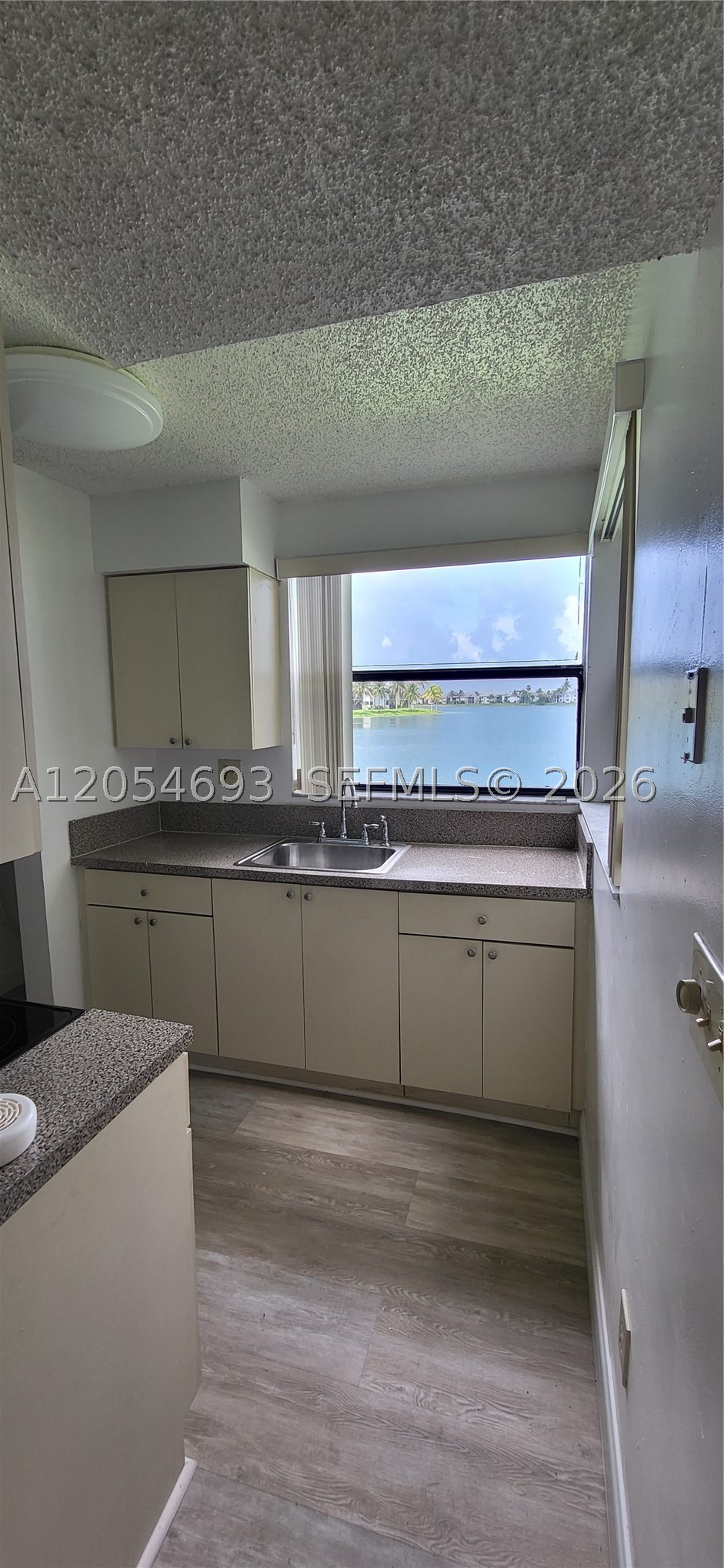 LAKESHORE CONDO #9 - Residential
