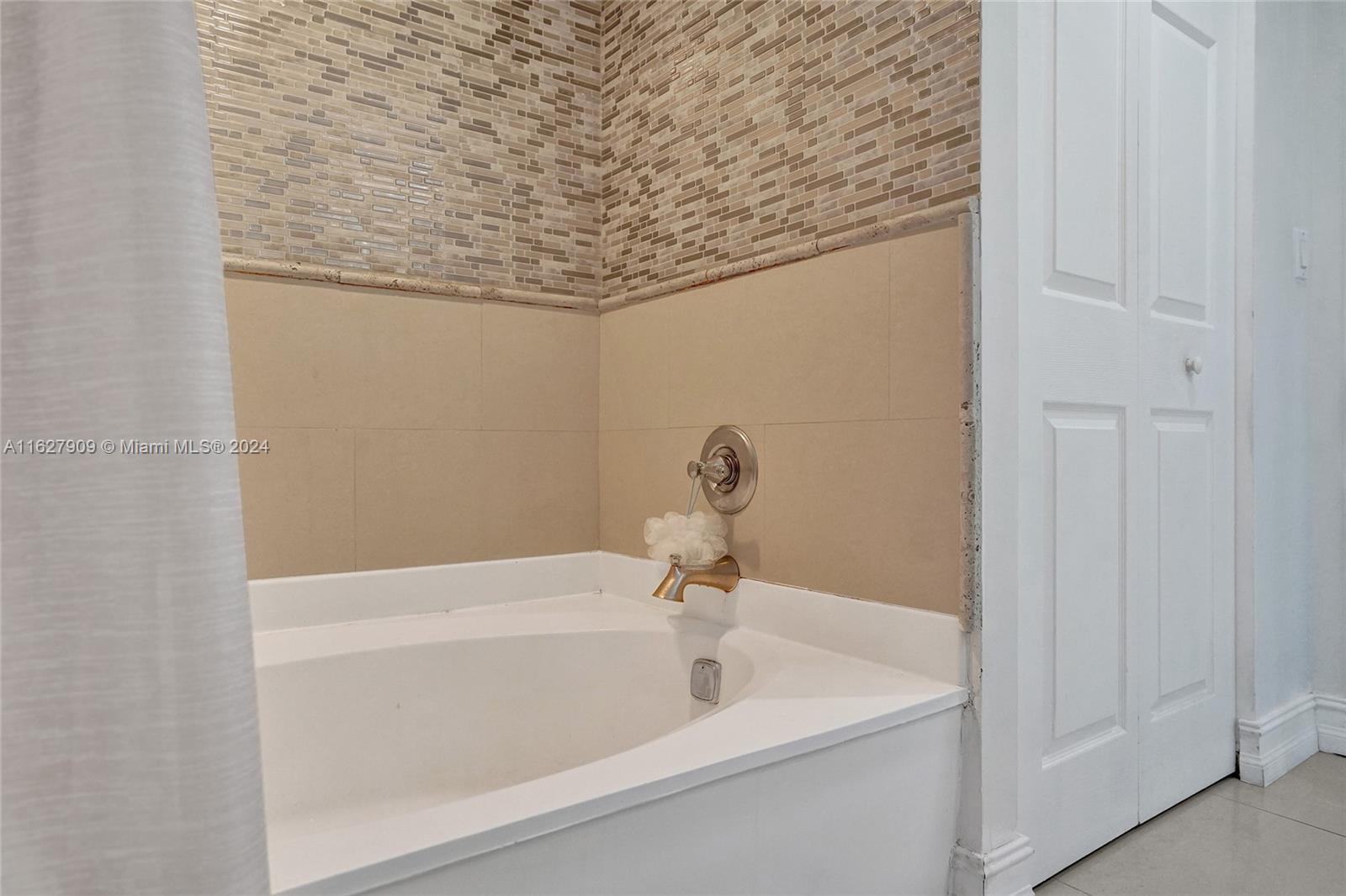 OCEANVIEW PARK CONDO - Residential Lease