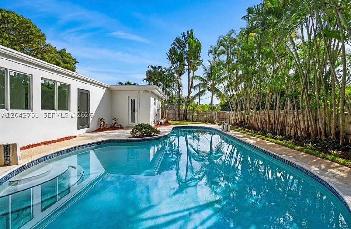 HOLLYWOOD HILLS SECOND AD - Residential