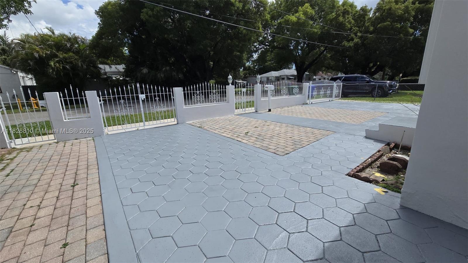 EUGENIA GROVES PARK - Residential