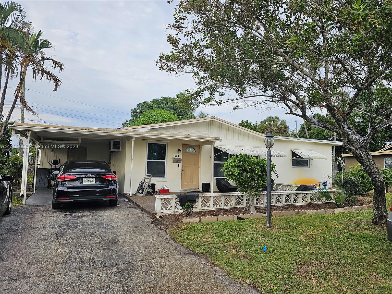 No HOA. ROI: 7.85%. Great investment property! The property is rented for $3,168 USD/month to a Section 8 tenant. As of June 2024, the rent is on time, the government portion is $2,692 USD and the tenant $476 USD (renewal date: February 28, 2025). 
Stove 2023.
The current management company can be facilitated. Please do not disturb the tenant or knock on the door!