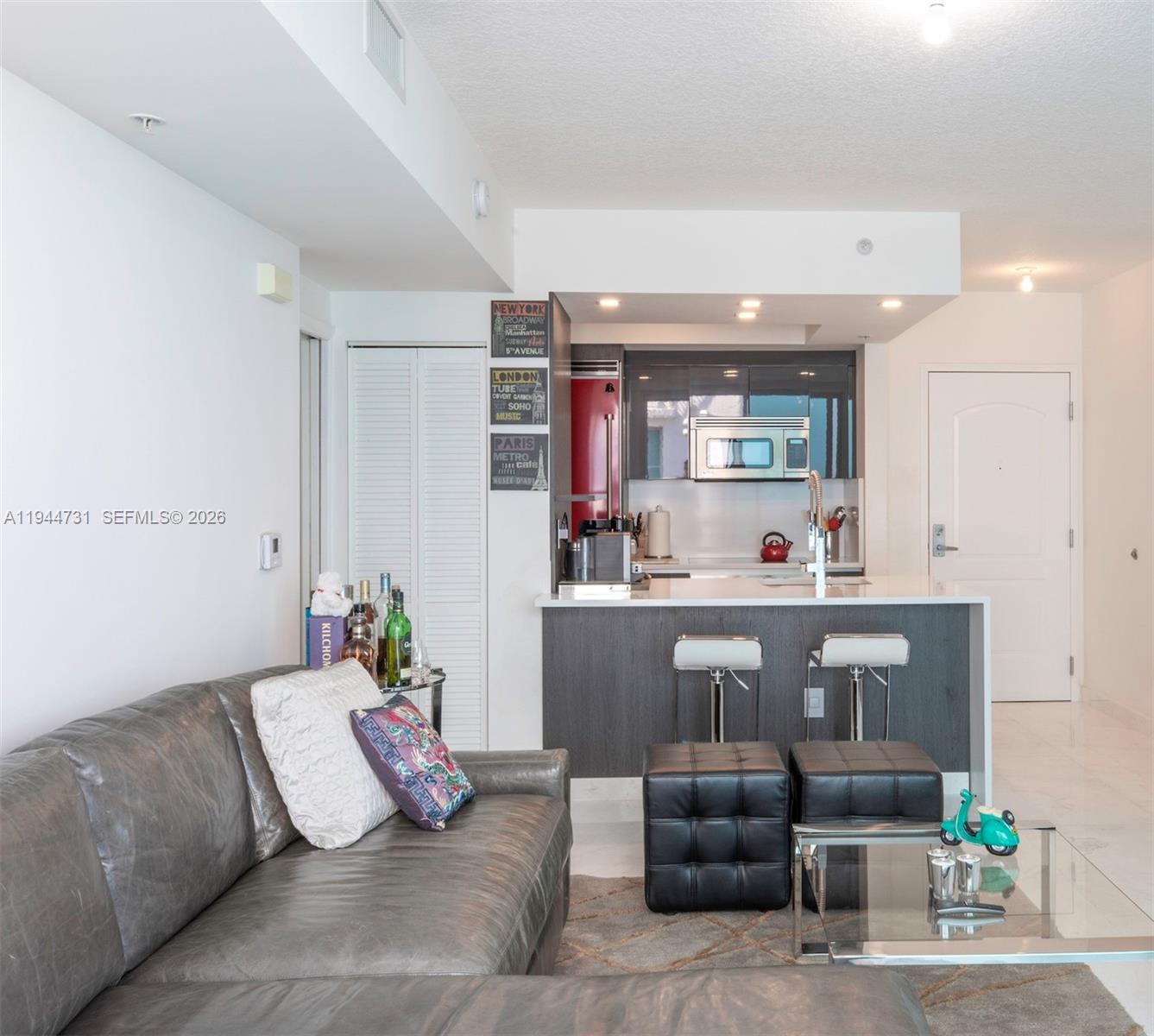 Beautiful 1 bedroom / 1 bathroom unit at south of fifth in Miami Beach. The Cosmopolitan is at walking distance to the beach and South Point park and offers 24h valet, secured lobby, covered secured parking, pool, private clubroom with a billiard table  and fitness center/spa. Apartment is completely remodeled with washer and dryer inside and it comes with 1 covered parking space and 1 storage unit.