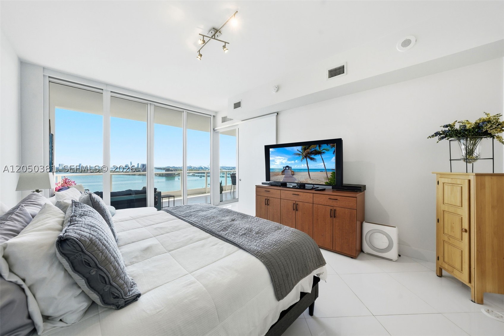 PARAMOUNT BAY CONDO - Residential Lease