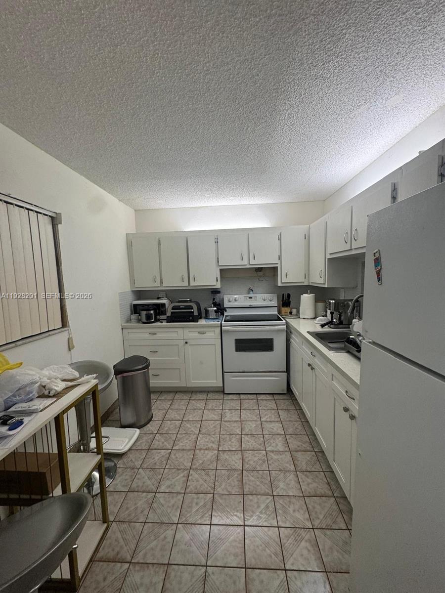 SOMERSET AT LAUDERDALE LAK - Residential