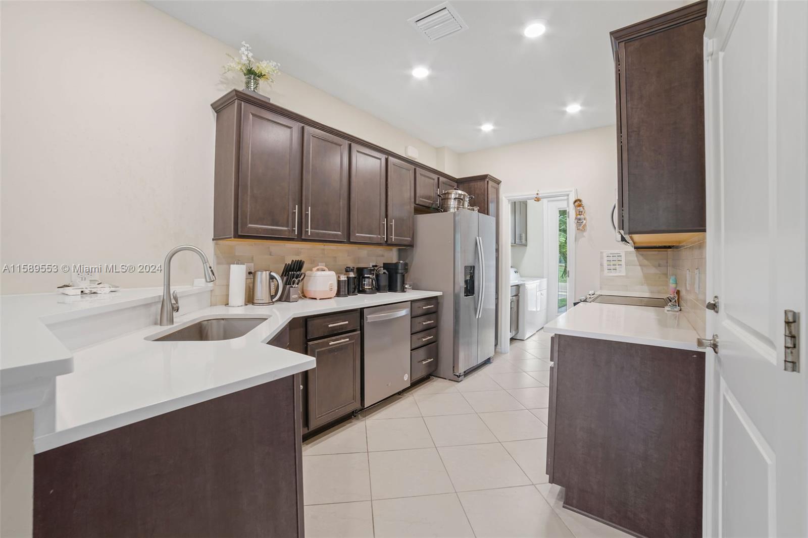 HILLCREST COUNTRY CLUB SO - Residential Lease