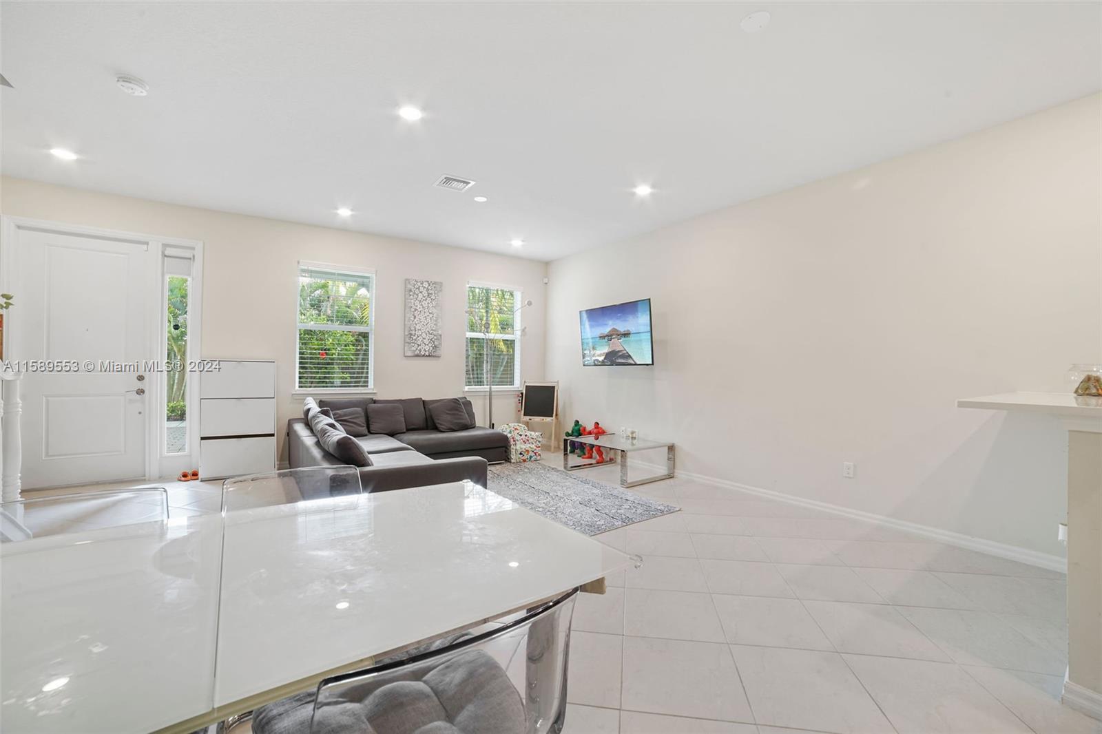 HILLCREST COUNTRY CLUB SO - Residential Lease