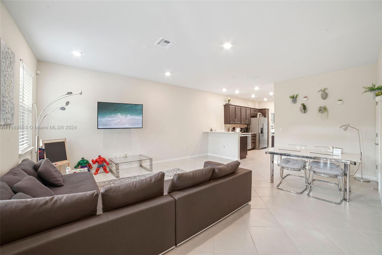 HILLCREST COUNTRY CLUB SO - Residential Lease