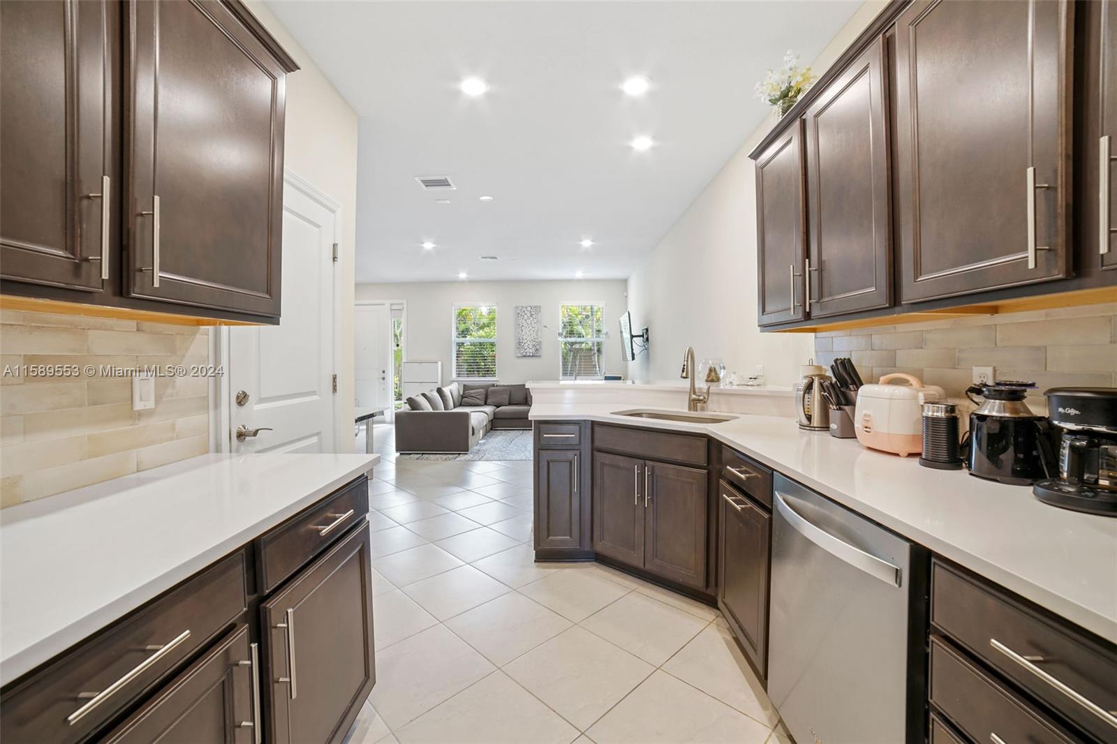 HILLCREST COUNTRY CLUB SO - Residential Lease