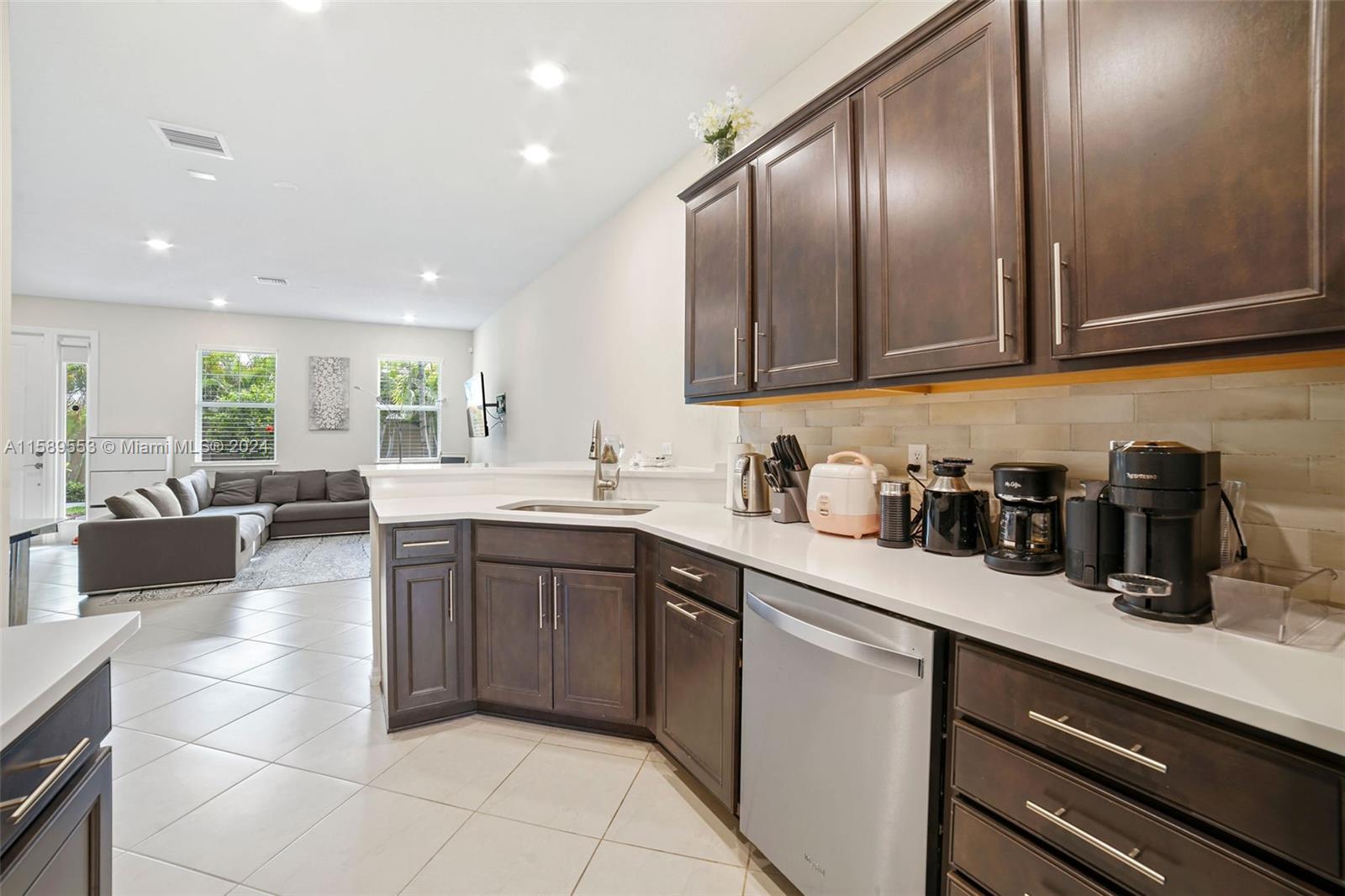 HILLCREST COUNTRY CLUB SO - Residential Lease