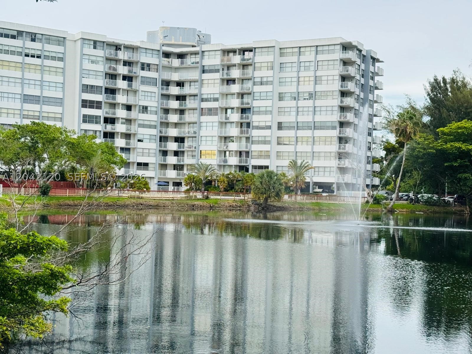 Nice and cozy 1/1 in NE Miami Gardens, close to shops, restaurants and Shopping Centers. Two assigned parkings, private pool, Gym, etc.