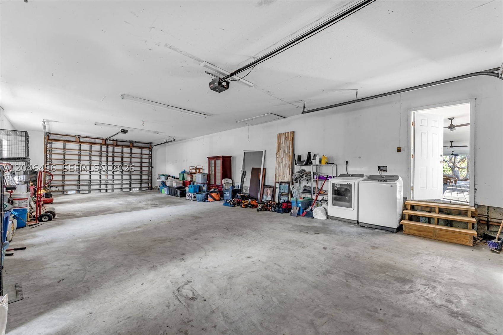 2.5 AC FARMHOUSE - Residential