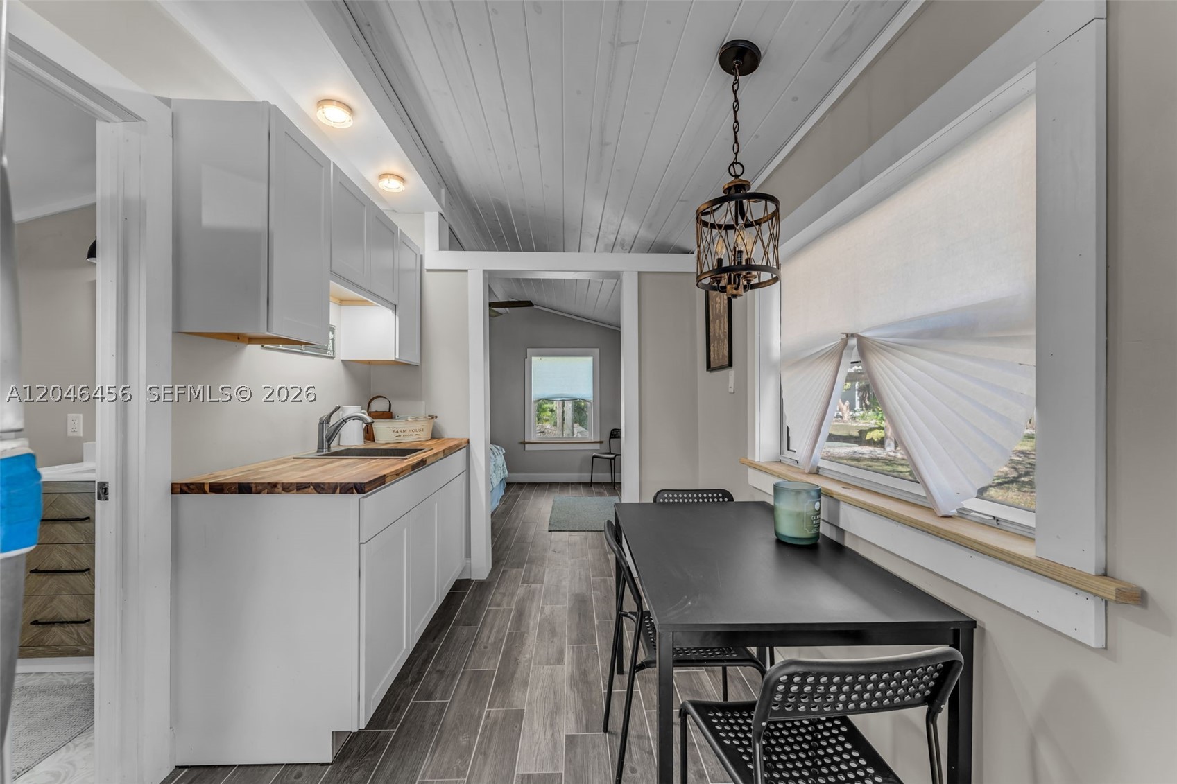 2.5 AC FARMHOUSE - Residential