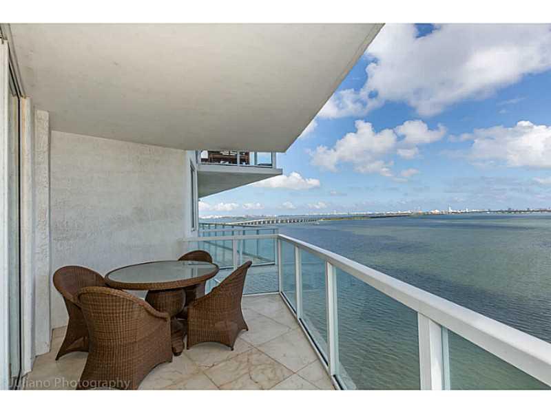 MODERN CORNER UNIT WITH AMAZING  VIEWS OF THE BAY.  OPEN FLOOR PLAN AND SPACIOUS BEDROOMS. BEAUTIFUL UNIT READY FOR IMMEDIATE OCCUPANCY. A MUST SEE!