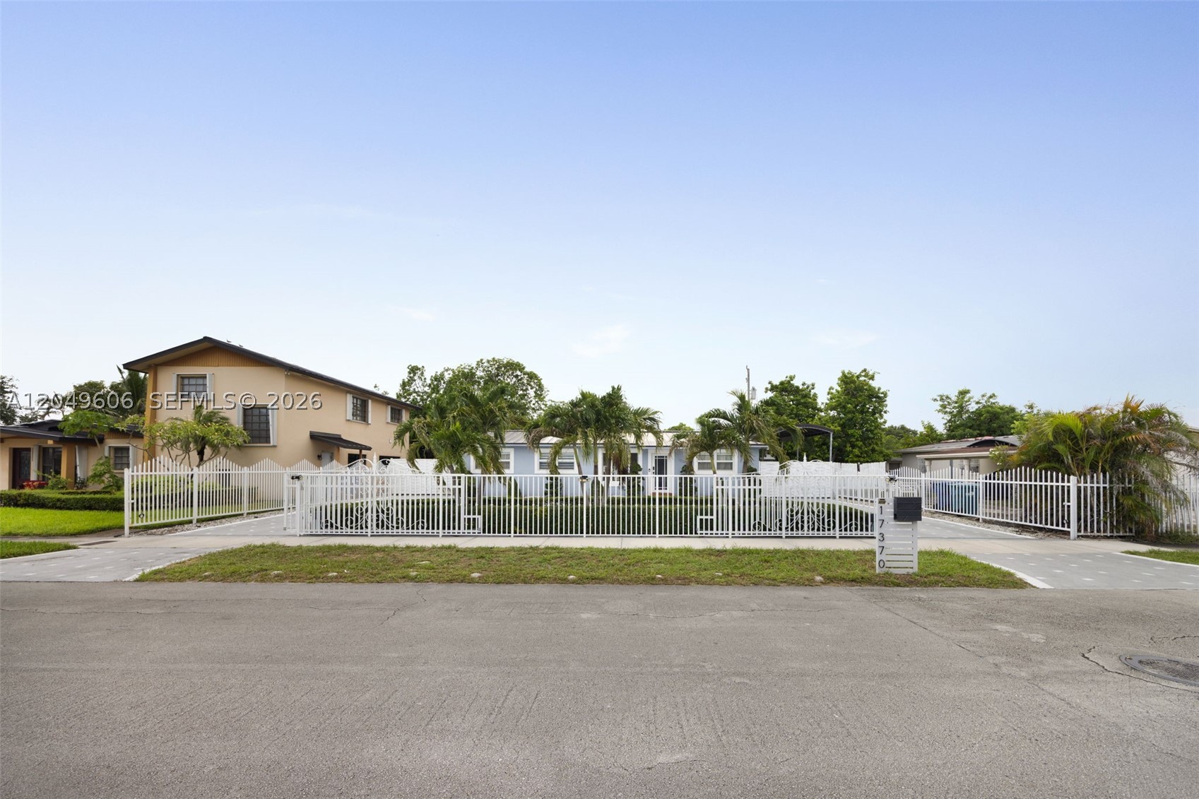 CAROL CITY LAKE STEVEN ES - Residential