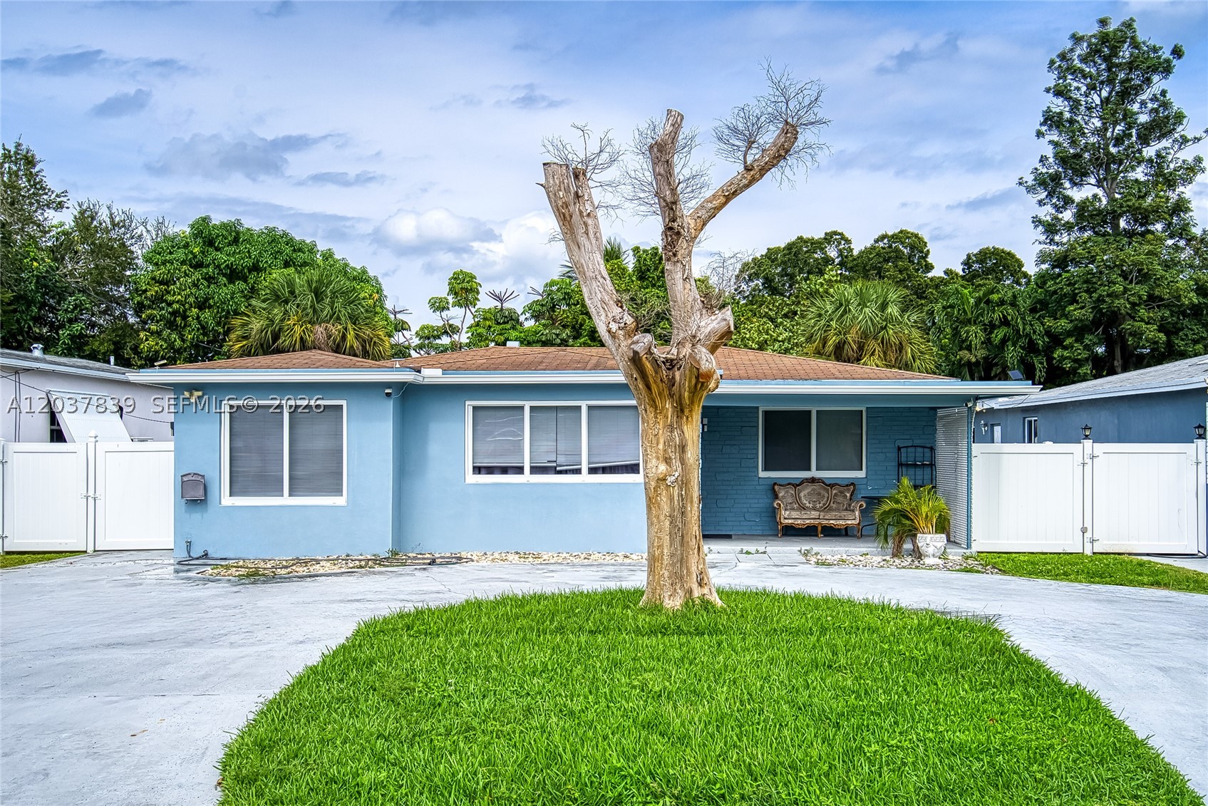 BEAUTIFUL FURNISHED TURNKEY 3/2 SINGLE FAMILY HOUSE WITH BACKYARD. PLENTY OF PARKING SPACE, GREAT LOCATION, RAPID MOVE-IN. ANNUAL RENT. AVAILABLE STARTING JUNE 26TH, 2026