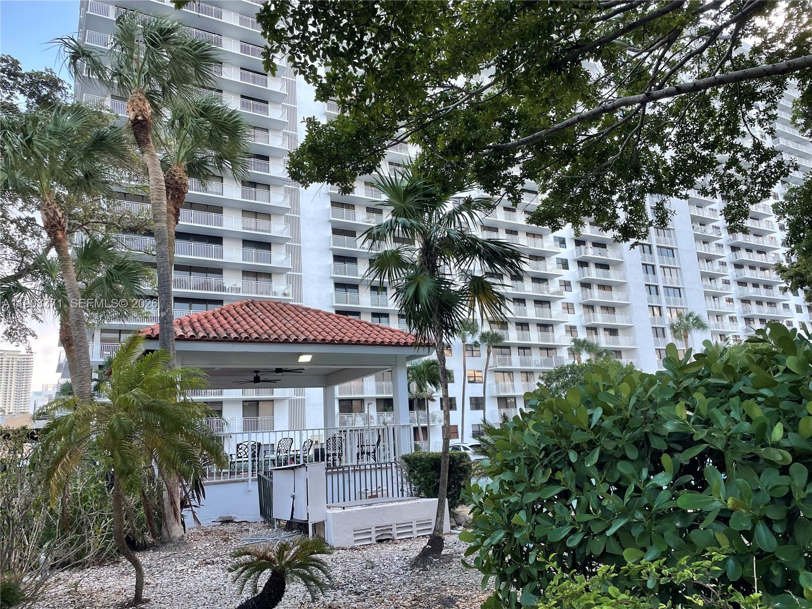 WINSTON TOWERS 600 CONDO - Residential