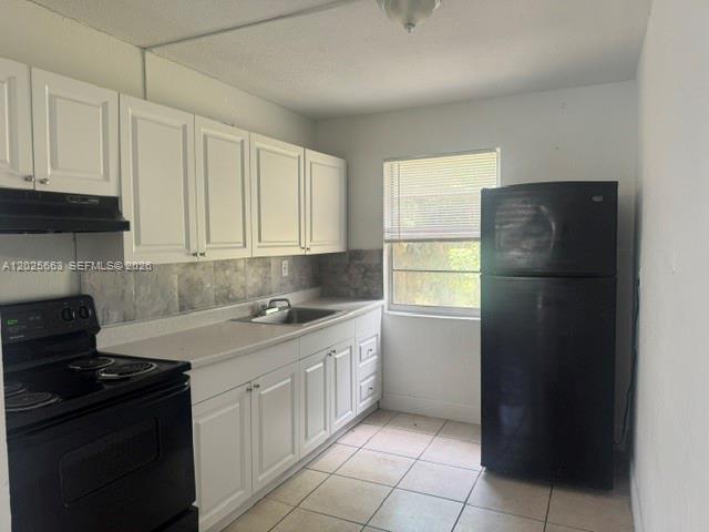 Conveniently located 2-bedroom apartment in downtown West Palm Beach. Situated on the second floor, this unit
is within walking distance to downtown shopping, dining, and both the Brightline and Tri-Rail stations. Features tile
flooring throughout and has been freshly painted. Quick approval process. Schedule your appointment to view this
apartment today. One parking for unit. Automatic fence will be installed for more privacy.