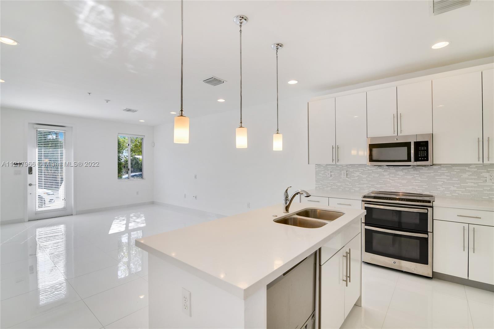 WEITZER AVENTURA PLACE CO - Residential Lease