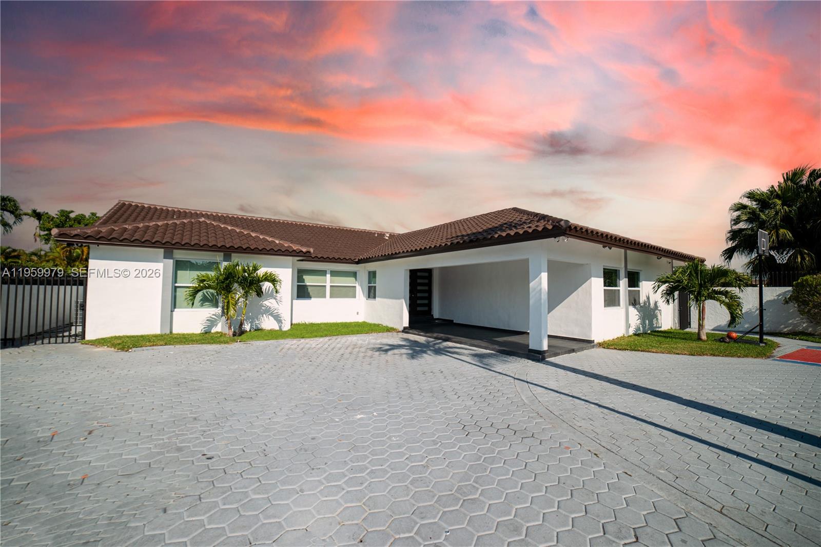 NICE COMPLETELY REMODELED MANSION! 5 BEDROOM 3.5 BATHROOMS! CALL NOW THIS WONT LAST! THIS IS A DREAM HOME.