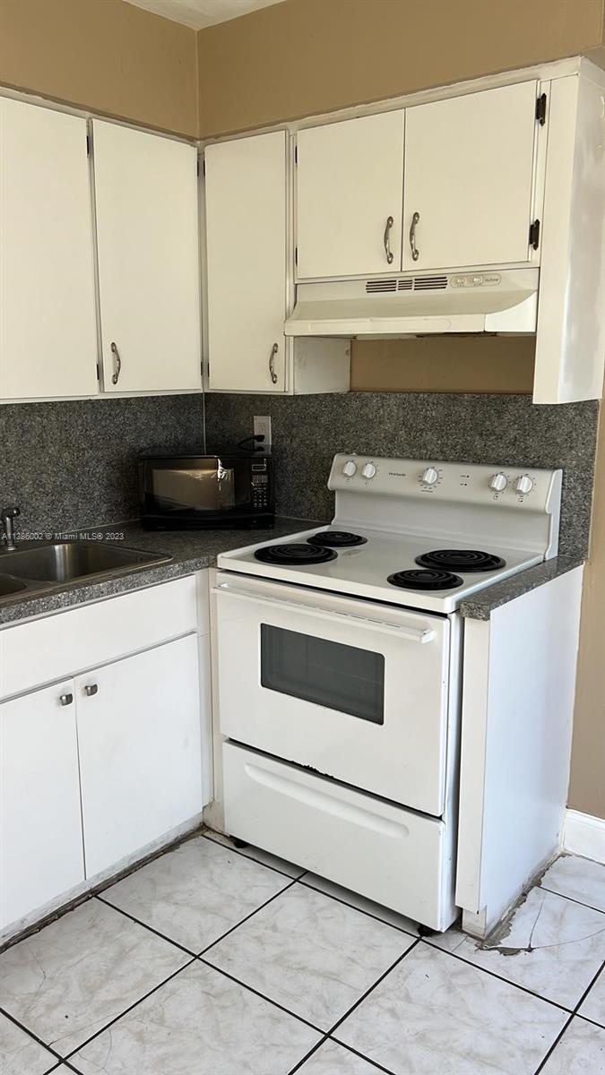 HOLLYWOOD PARK - Residential Lease