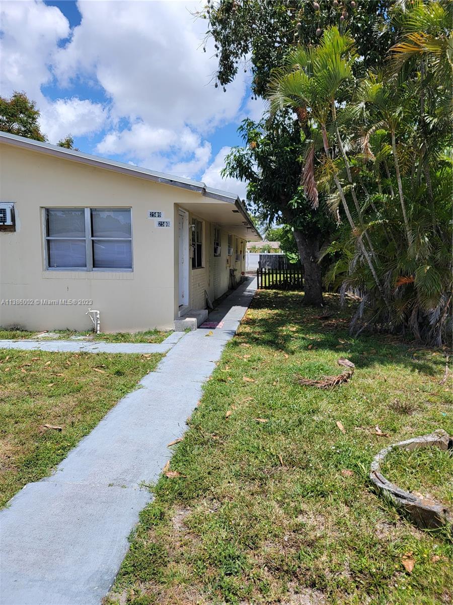 Nice 2/1 unit in a duplex. Close to highways and shopping.
Ready for quick move-in.