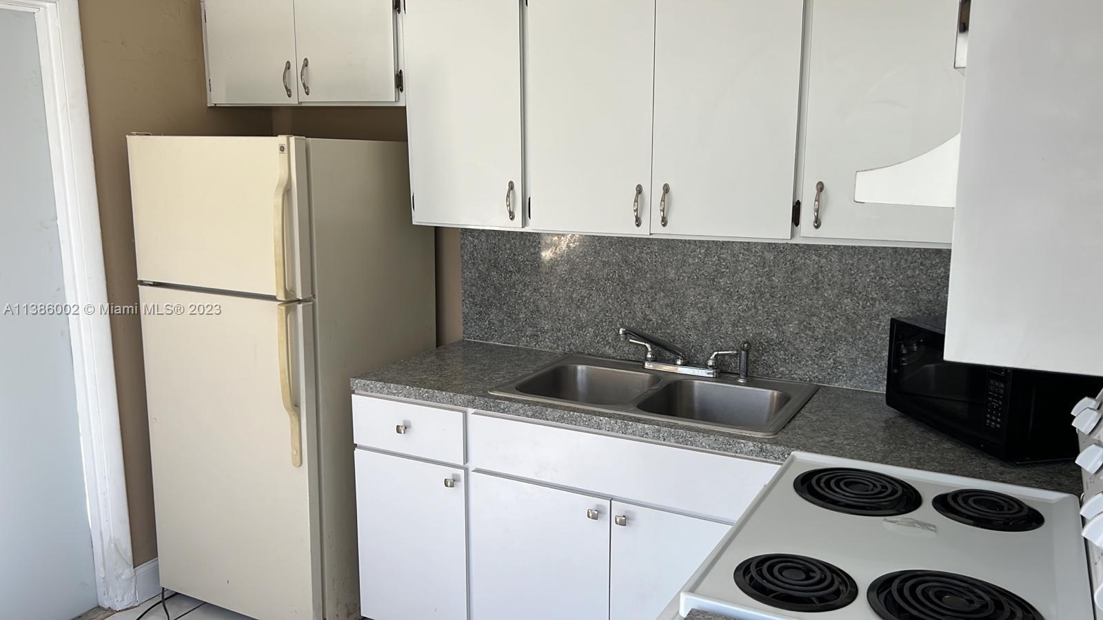 HOLLYWOOD PARK - Residential Lease