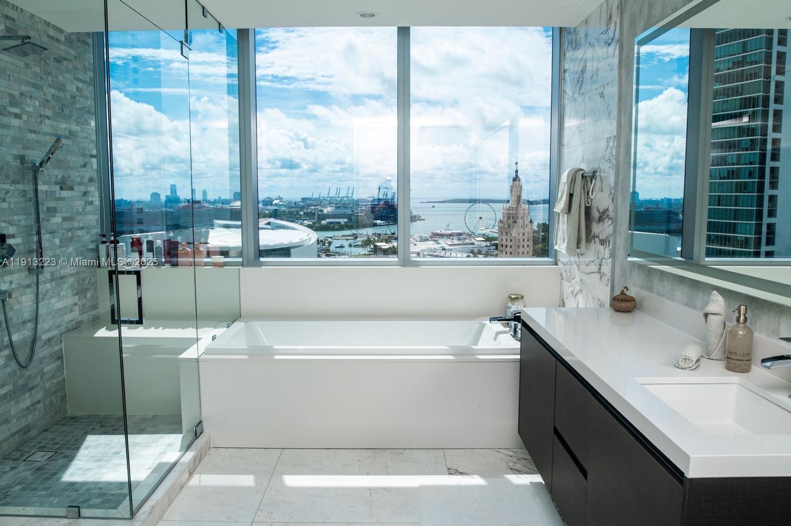 PARAMOUNT MIAMI WORLDCENTE - Residential