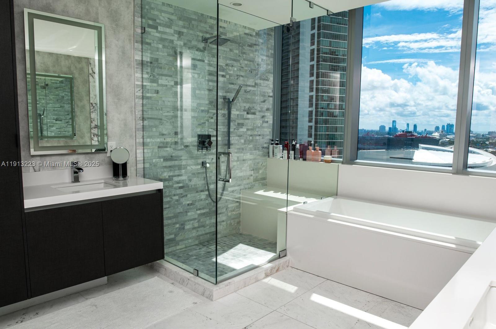 PARAMOUNT MIAMI WORLDCENTE - Residential