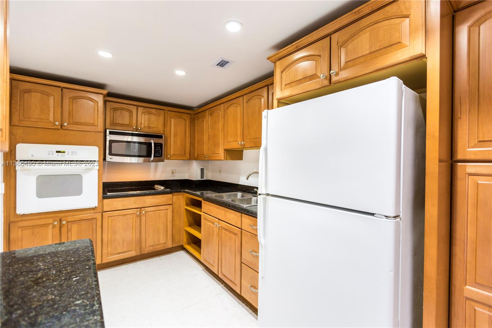 GABLES WATERWAY TOWERS CO - Residential Lease