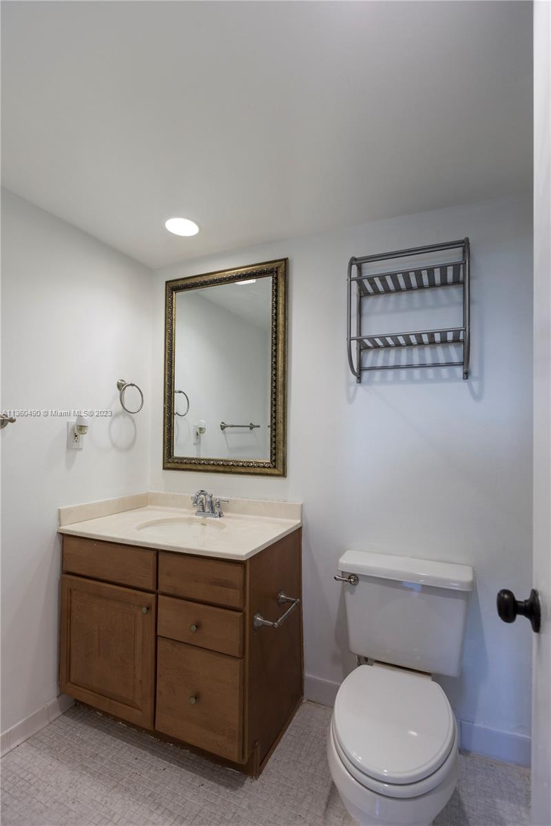 GABLES WATERWAY TOWERS CO - Residential Lease