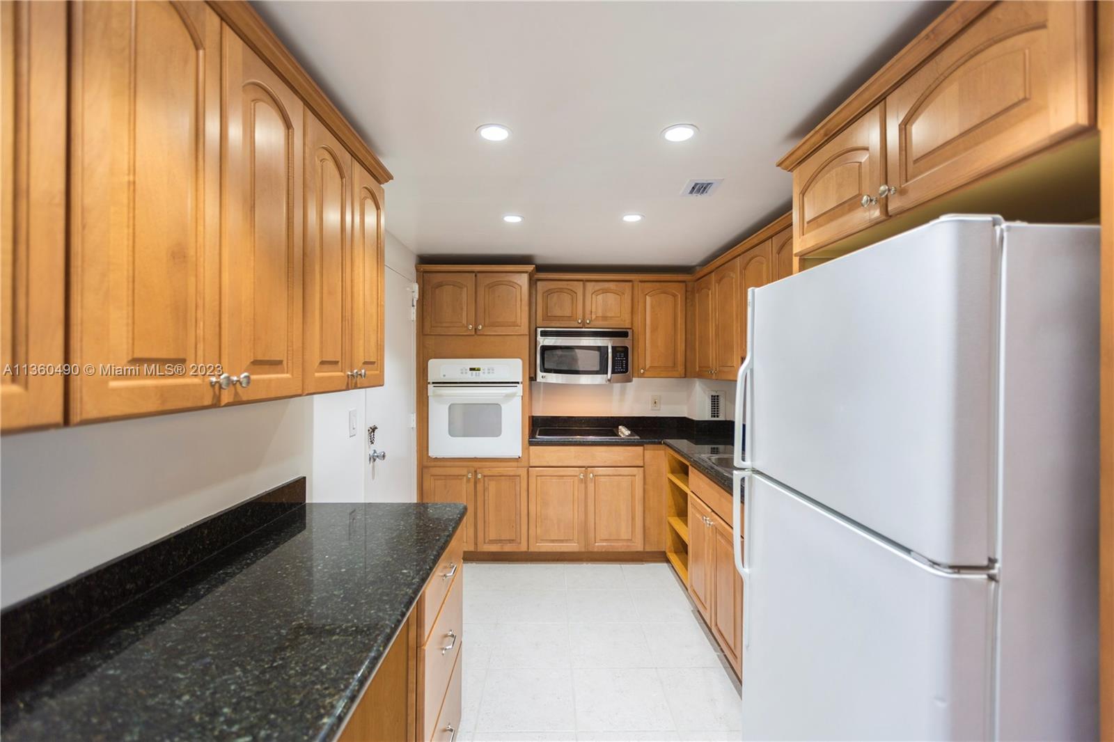 GABLES WATERWAY TOWERS CO - Residential Lease
