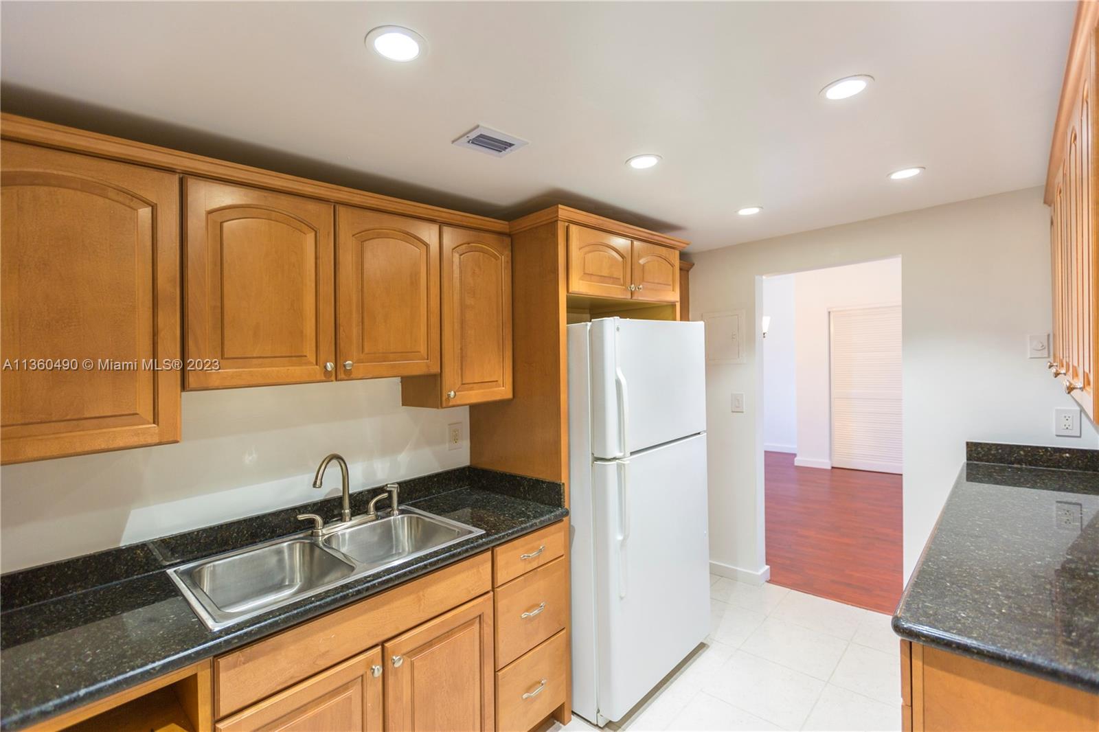 GABLES WATERWAY TOWERS CO - Residential Lease