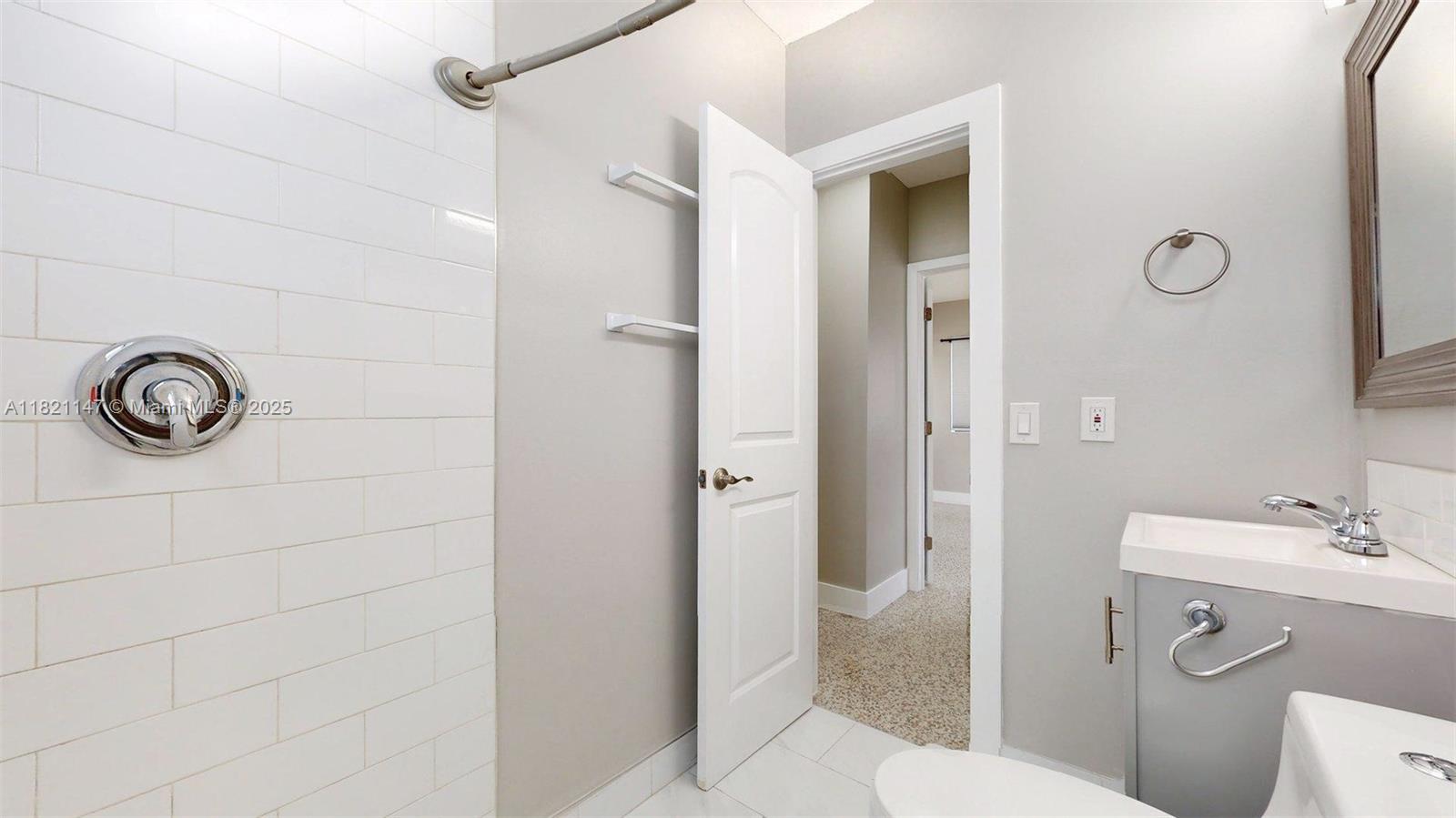 STUDIO ADDN TO TOWN OF HI - Residential Lease