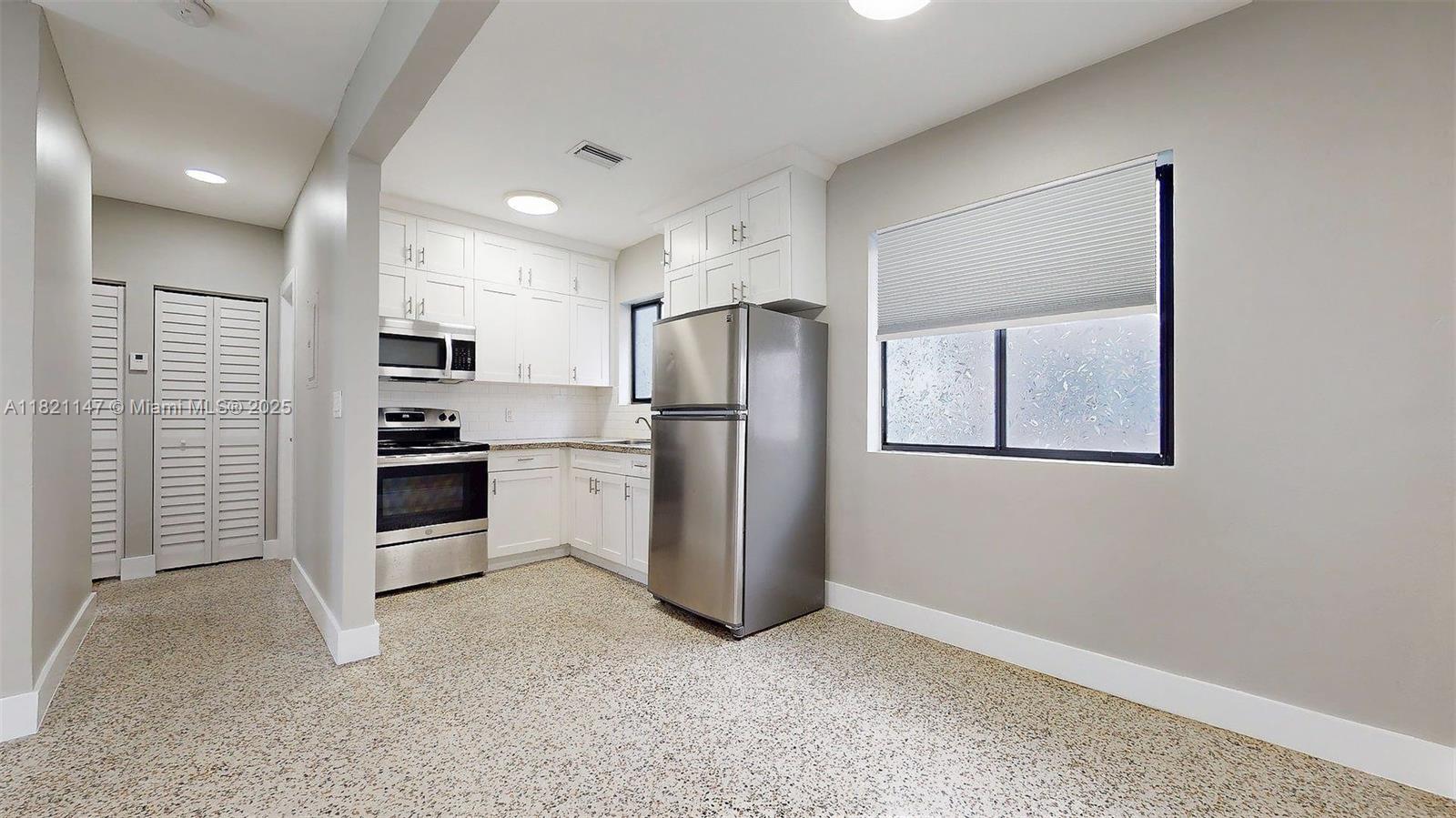STUDIO ADDN TO TOWN OF HI - Residential Lease