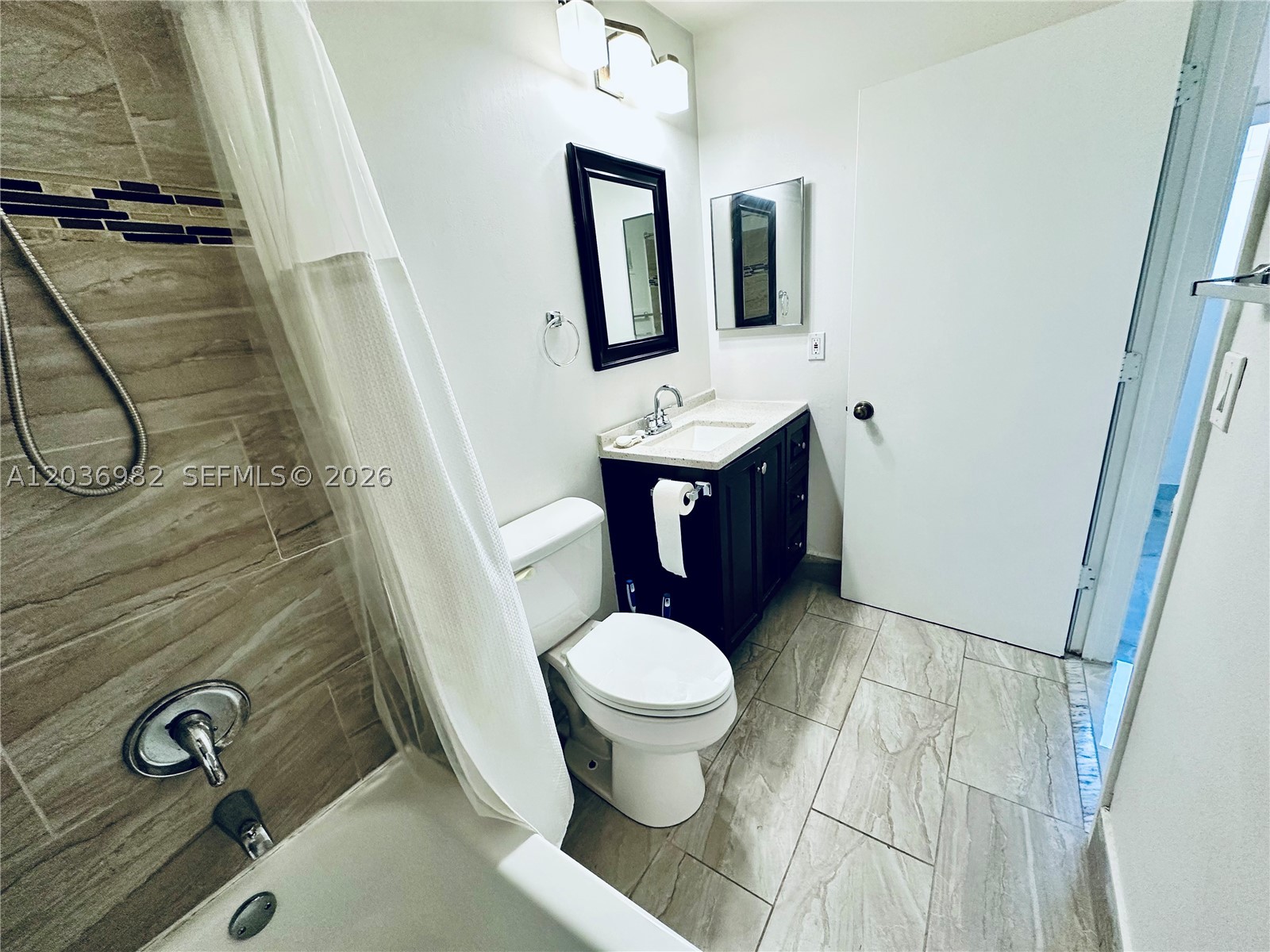 LAKEVIEW AT HAMMOCKS COND - Residential Lease