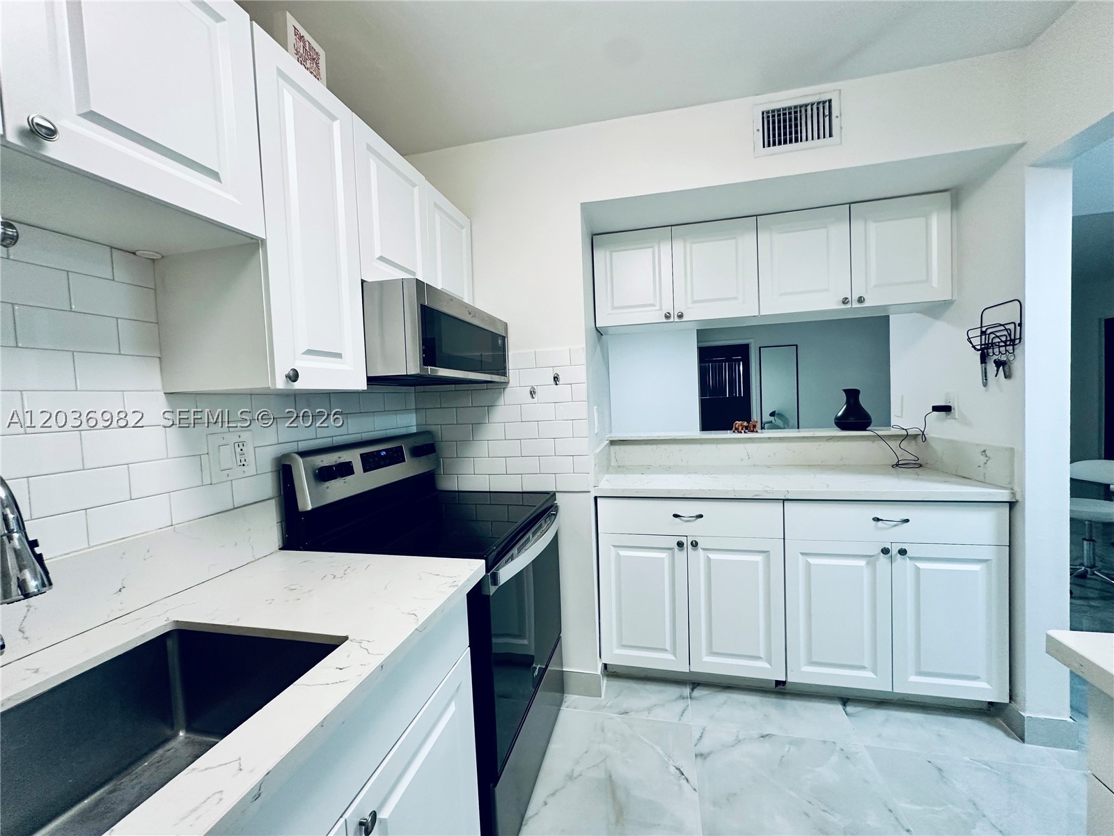 LAKEVIEW AT HAMMOCKS COND - Residential Lease